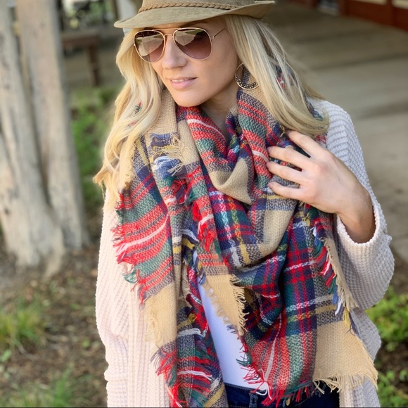 AUTUMN AIR KHAKI PLAIF BLANKET SCARF - Picture 2 of 7